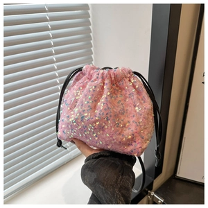 Détail du sac seau à paillettes irisées roses avec fermeture à cordon noir et doublure