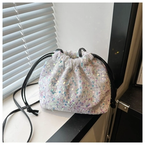 Détail des paillettes colorées sur le sac seau à cordon avec reflets de lumière