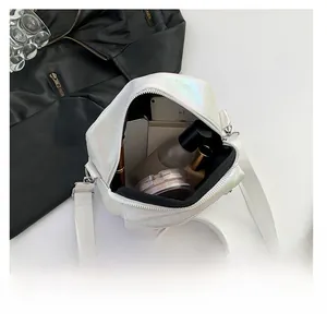 Vista interna che mostra la capienza di una borsa a tracolla bianca laserata