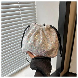 Gros plan du sac seau à paillettes blanches avec finition irisée et fermeture à cordon
