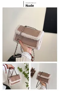 Detail van vintage beige crossbodytas met witte bontrand en gouden metalen kettingriem