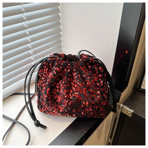 Détail des paillettes rouges et noires et du cordon de serrage du sac seau