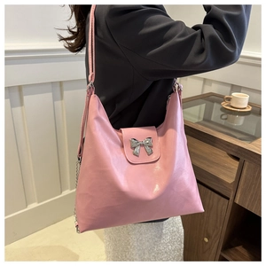 Sac fourre-tout rose en similicuir avec boucle nœud argentée et détail de chaîne élégante