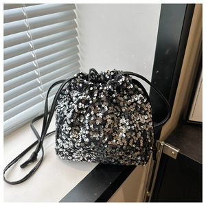 Détails des paillettes argentées sur le sac seau noir avec cordon de serrage en cuir