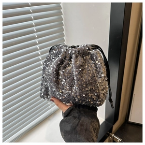 Détail de ce sac bourse à paillettes argentées avec cordon de serrage noir pour soirée
