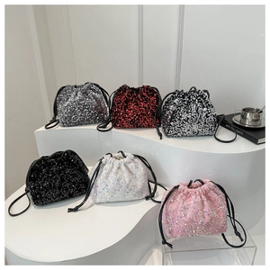 Sacs seaux à paillettes en argent, rouge, noir et rose avec fermeture à cordon et texture
