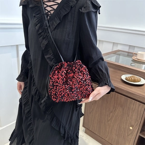 Sac seau chic à paillettes rouges pour femme avec cordon et bandoulière noire élégante