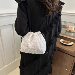 Sac seau élégant en paillettes blanches irisées avec une bandoulière à cordon noir