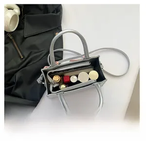 Vue de dessus du mini sac argenté montrant l'espace pour rouge à lèvres et mobile