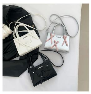 Sacs à main chic en blanc, argent et noir avec perles et design à lacets