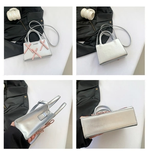 Détails en quatre vues d'un sac à main argenté métallisé avec nœuds roses et logo