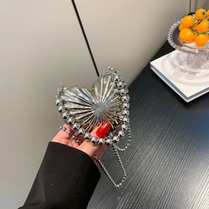 Elegante borsa da sera a cuore in metallo argento con tracolla a catena per donne
