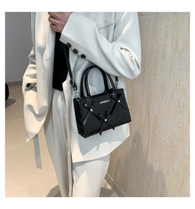 Détail du mini sac bandoulière noir avec décor de perles croisées et logo JINGPIN