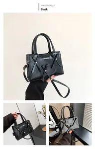 Détail d'un sac à main noir avec nœud, perles blanches et texture peau de crocodile