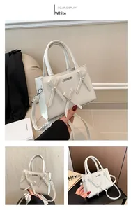 Détail du sac à main blanc en cuir PU avec nœuds en cuir, perles et logo en métal