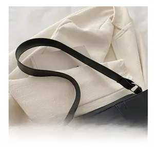 Gros plan du sac noir avec détails de laçage croisé et œillets métalliques
