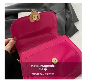 Detailansicht der pinkfarbenen Lackledertasche mit goldenem Herz Magnetverschluss