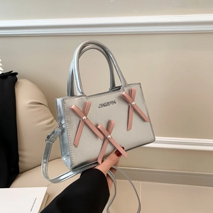 Sac à main argenté métallisé pour femme avec nœuds roses et perles élégantes