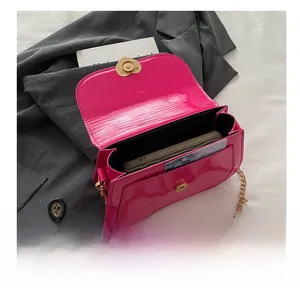 Detailansicht der Innenseite der pinkfarbenen Lackledertasche mit goldenem Herzschloss