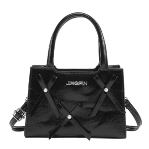 Sac bandoulière noir élégant style nœud avec finition brillante et perles blanches