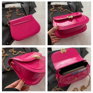 Detailansichten der fuchsiafarbenen Lackledertasche mit Herzverschluss und Goldkette