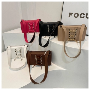 Sacs à bandoulière rectangulaires à lacets en cinq couleurs sur supports géométriques
