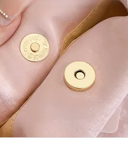 Dettaglio della borsa a secchiello in pelle rosa con chiusure magnetiche in metallo dorato