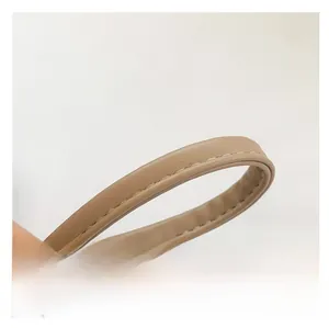 Détail de la bandoulière large en cuir avec coutures doubles renforcées de qualité