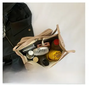 Vue de dessus du grand sac cabas beige montrant l'espace pour parapluie et accessoires