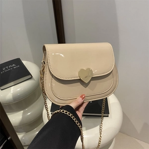 Beigefarbene Lackleder Schultertasche mit goldener Herzschließe und Kettenriemen