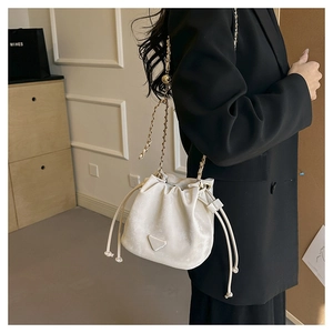 Vista dettagliata della borsa a secchiello bianca in nylon con catena d'oro e logo
