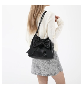 Vue détaillée du grand sac cabas noir avec décoration nœud et longues anses fines