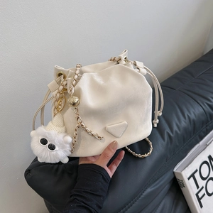 Elegante borsa a secchiello bianco crema con coulisse, catena dorata e ciondolo peluche
