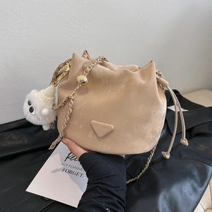 Borsa a secchiello minimalista beige con coulisse, ciondolo peluche e catena