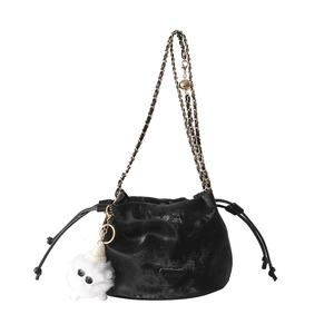 Borsa a secchiello nera con coulisse, tracolla a catena e ciondolo in peluche