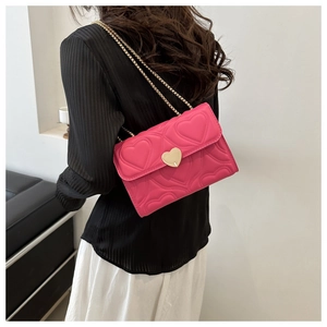 Sac bandoulière magenta matelassé cœur avec fermoir cœur doré et chaîne en métal