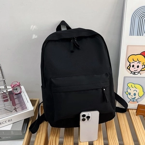 Détail d'un sac à dos d'école noir minimaliste en nylon imperméable à double fermeture