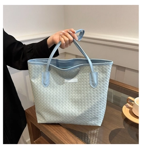 Détail du cabas en cuir PU tressé bleu clair avec plaque métallique pour le bureau chic