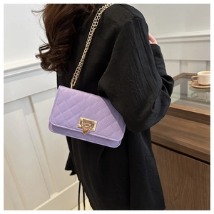 Détail du sac bandoulière violet matelassé avec chaîne dorée et fermoir rectangulaire