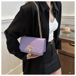 Vue détaillée du sac bandoulière matelassé violet avec fermoir doré et chaîne sur modèle