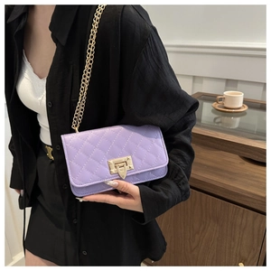 Détail du sac à bandoulière matelassé violet avec chaîne dorée et fermoir métallique