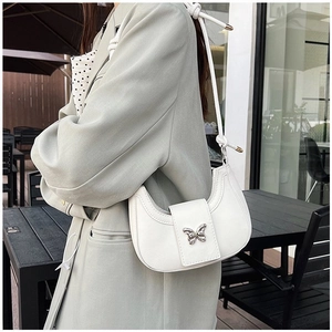 Sac sous le bras demi-lune blanc minimaliste avec boucle papillon argentée élégante