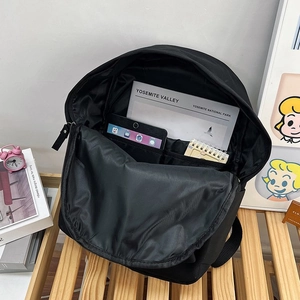 Vue détaillée de l'intérieur du sac à dos noir avec compartiment ordi et grande capacité