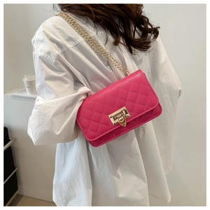 Détail du sac bandoulière rose matelassé avec boucle en métal doré et chaîne