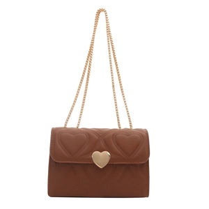 Bolso bandolera marrón acolchado con corazón, cierre dorado y correa de cadena
