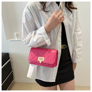 Détail du sac à bandoulière matelassé rose avec chaîne dorée et fermoir métallique