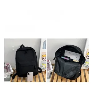Vue détaillée montrant les compartiments intérieurs spacieux de ce sac à dos noir étanche