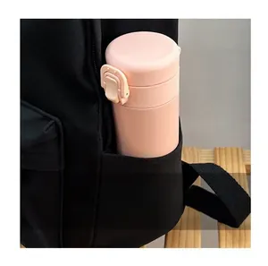 Détail de la poche latérale du sac à dos noir avec une bouteille d'eau rose