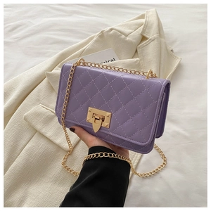 Détail du sac bandoulière lilas matelassé avec fermoir doré et bandoulière en chaîne
