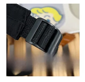 Détail de la boucle de sangle réglable sur sac à dos en nylon noir pour hommes